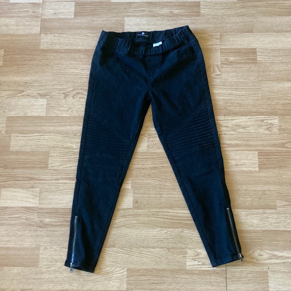 White plum ladies tapered pants/capris